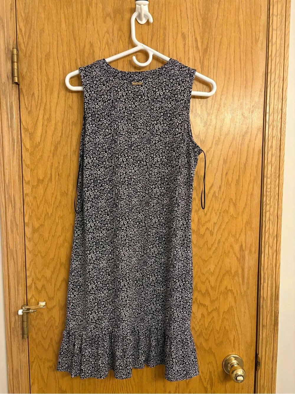 Michael Kors Blackand White Floral V-Neck Sleeveless Dress